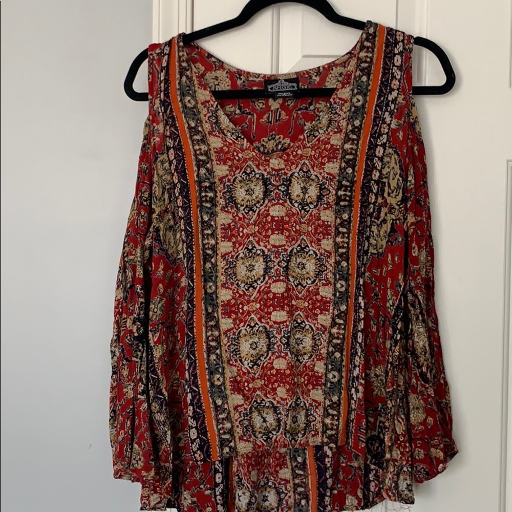 Beautiful cut out shoulder, blouse.